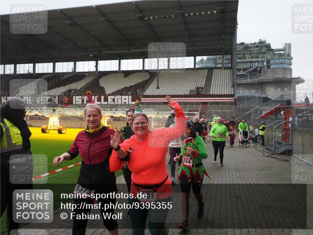 07.12.2025 - St. Pauli X-Mass-Run No. 15 Fabian Wolf http://msf.ph/oto/9395355 07.12.2025 10:29:33 Ziel 450, 458, 1039, 1198, 1201, 1204, 1209, 1373, 1548, 1550, 1677, 1842, 2001, 3080, 3115, 3468, 3469, 3470, 4007, 4009, 4126, 4264, 4266, 4293, 4296, 4440, 4531, 4695 meine-sportfotos.de