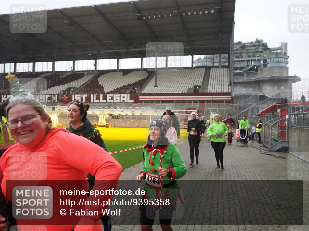07.12.2025 - St. Pauli X-Mass-Run No. 15 Fabian Wolf http://msf.ph/oto/9395358 07.12.2025 10:29:34 Ziel 450, 458, 1039, 1198, 1201, 1204, 1209, 1373, 1548, 1550, 1842, 2001, 3080, 3115, 3468, 3469, 3470, 4007, 4009, 4126, 4264, 4266, 4293, 4296, 4440, 4531, 4695 meine-sportfotos.de