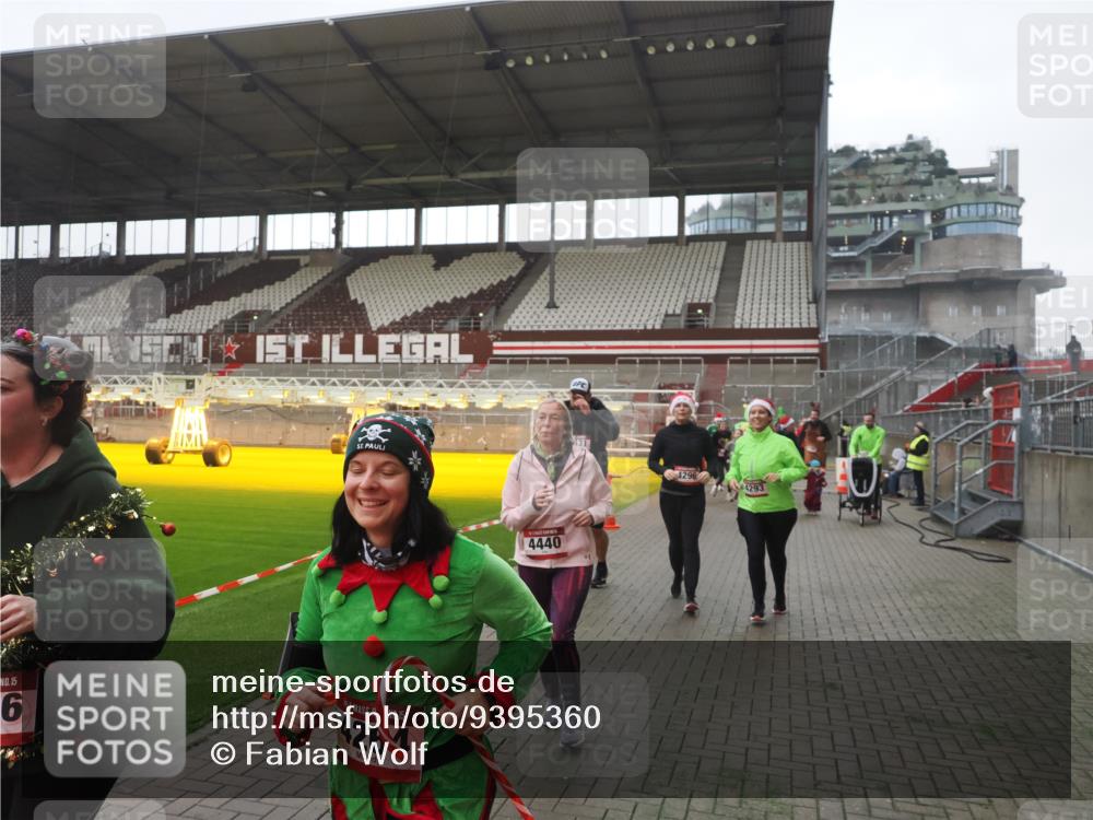 07.12.2025 - St. Pauli X-Mass-Run No. 15 Fabian Wolf http://msf.ph/oto/9395360 07.12.2025 10:29:34 Ziel 450, 458, 1039, 1198, 1201, 1204, 1209, 1373, 1548, 1550, 1842, 2001, 3080, 3115, 3468, 3469, 3470, 4007, 4009, 4126, 4264, 4266, 4293, 4296, 4440, 4531, 4695 meine-sportfotos.de