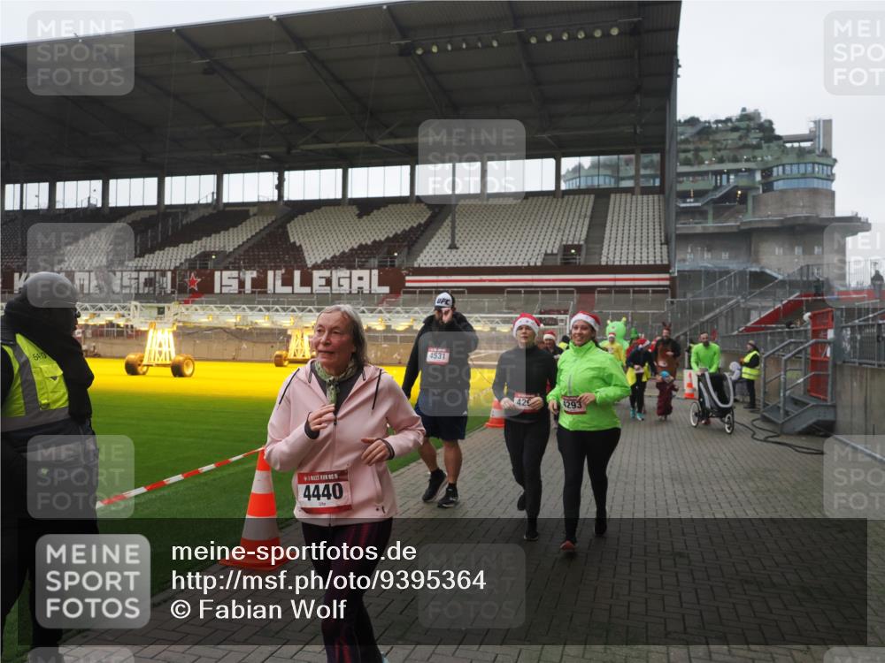 07.12.2025 - St. Pauli X-Mass-Run No. 15 Fabian Wolf http://msf.ph/oto/9395364 07.12.2025 10:29:35 Ziel 450, 458, 1039, 1198, 1201, 1204, 1209, 1373, 1550, 1842, 2001, 3080, 3115, 3468, 3469, 3470, 4007, 4009, 4126, 4264, 4266, 4293, 4296, 4440, 4472, 4476, 4531, 4695 meine-sportfotos.de
