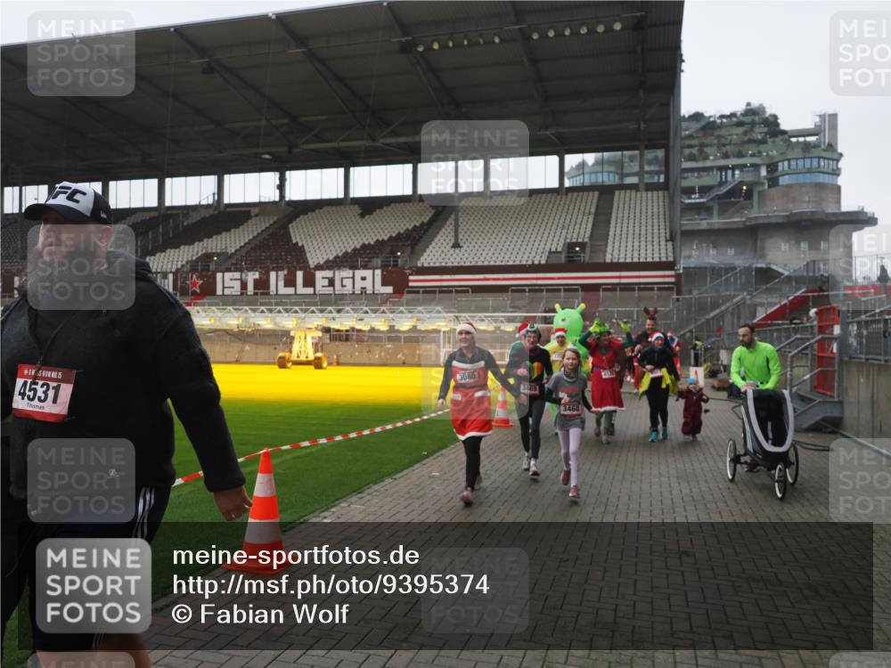 07.12.2025 - St. Pauli X-Mass-Run No. 15 Fabian Wolf http://msf.ph/oto/9395374 07.12.2025 10:29:38 Ziel 450, 458, 1039, 1198, 1201, 1204, 1209, 1373, 2001, 2878, 3080, 3468, 3469, 3497, 3516, 3517, 4007, 4009, 4126, 4264, 4266, 4293, 4296, 4440, 4472, 4476, 4531, 4695 meine-sportfotos.de