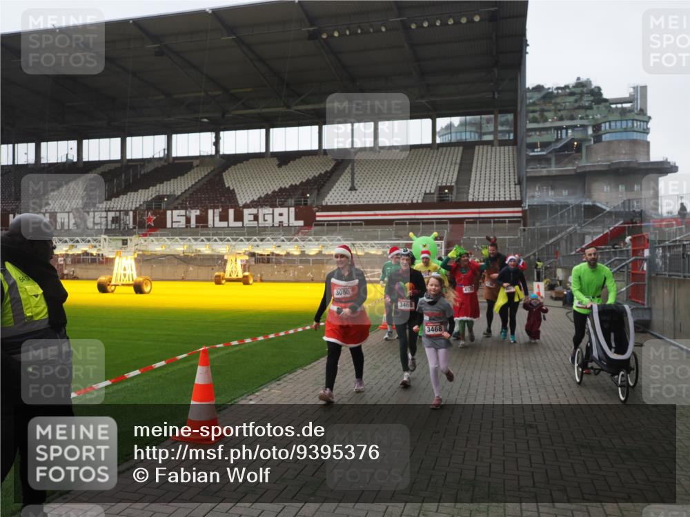 07.12.2025 - St. Pauli X-Mass-Run No. 15 Fabian Wolf http://msf.ph/oto/9395376 07.12.2025 10:29:38 Ziel 450, 458, 1039, 1198, 1201, 1204, 1209, 1373, 2001, 2878, 3080, 3468, 3469, 3497, 3516, 3517, 4007, 4009, 4126, 4264, 4266, 4293, 4296, 4440, 4472, 4476, 4531, 4695 meine-sportfotos.de