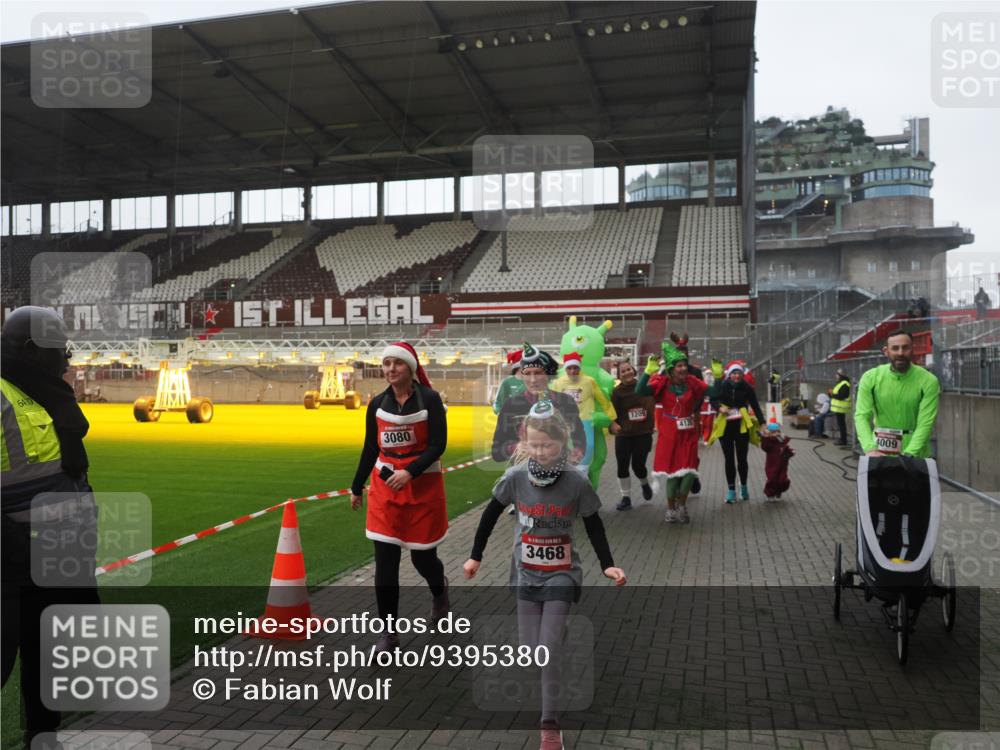 07.12.2025 - St. Pauli X-Mass-Run No. 15 Fabian Wolf http://msf.ph/oto/9395380 07.12.2025 10:29:39 Ziel 450, 458, 1039, 1198, 1201, 1204, 1209, 1373, 1669, 2001, 2878, 3080, 3468, 3469, 3494, 3497, 3516, 3517, 4007, 4009, 4126, 4264, 4266, 4293, 4296, 4440, 4472, 4476, 4531, 4695 meine-sportfotos.de