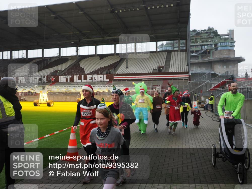 07.12.2025 - St. Pauli X-Mass-Run No. 15 Fabian Wolf http://msf.ph/oto/9395382 07.12.2025 10:29:40 Ziel 450, 458, 1039, 1198, 1201, 1204, 1209, 1373, 1669, 2001, 2878, 3080, 3468, 3469, 3494, 3497, 3516, 3517, 4007, 4009, 4126, 4264, 4266, 4293, 4296, 4440, 4472, 4476, 4531, 4695 meine-sportfotos.de