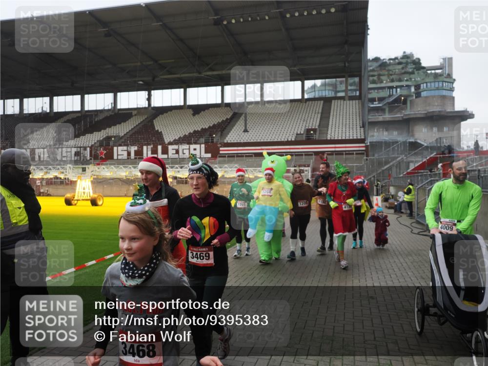 07.12.2025 - St. Pauli X-Mass-Run No. 15 Fabian Wolf http://msf.ph/oto/9395383 07.12.2025 10:29:40 Ziel 450, 458, 1039, 1198, 1201, 1204, 1209, 1373, 1669, 2001, 2878, 3080, 3468, 3469, 3494, 3497, 3516, 3517, 4007, 4009, 4126, 4264, 4266, 4293, 4296, 4440, 4472, 4476, 4531, 4695 meine-sportfotos.de