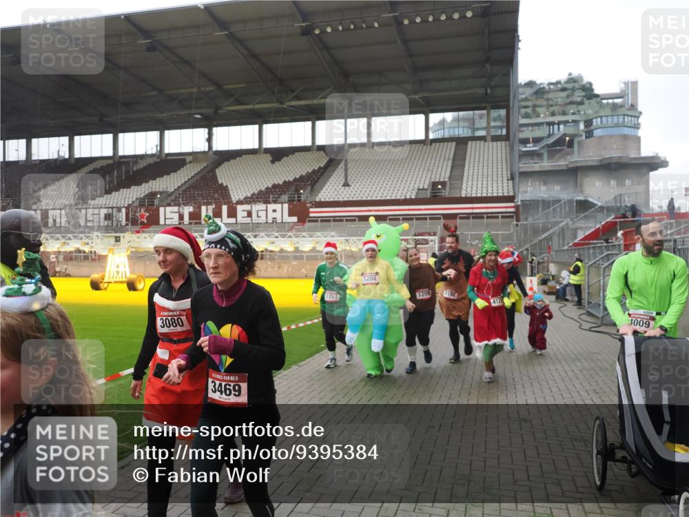 07.12.2025 - St. Pauli X-Mass-Run No. 15 Fabian Wolf http://msf.ph/oto/9395384 07.12.2025 10:29:40 Ziel 450, 458, 1039, 1198, 1201, 1204, 1209, 1373, 1669, 2001, 2878, 3080, 3468, 3469, 3494, 3497, 3516, 3517, 4007, 4009, 4126, 4264, 4266, 4293, 4296, 4440, 4472, 4476, 4531, 4695 meine-sportfotos.de