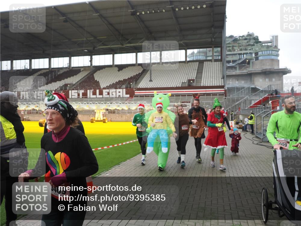 07.12.2025 - St. Pauli X-Mass-Run No. 15 Fabian Wolf http://msf.ph/oto/9395385 07.12.2025 10:29:40 Ziel 450, 458, 1039, 1198, 1201, 1204, 1209, 1373, 1669, 2001, 2878, 3080, 3468, 3469, 3494, 3497, 3516, 3517, 4007, 4009, 4126, 4264, 4266, 4293, 4296, 4440, 4472, 4476, 4531, 4695 meine-sportfotos.de