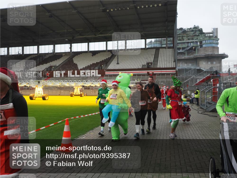 07.12.2025 - St. Pauli X-Mass-Run No. 15 Fabian Wolf http://msf.ph/oto/9395387 07.12.2025 10:29:41 Ziel 458, 1039, 1198, 1201, 1204, 1209, 1373, 1669, 2001, 2878, 3080, 3468, 3469, 3494, 3497, 3516, 3517, 4007, 4009, 4126, 4264, 4266, 4293, 4296, 4440, 4472, 4476, 4531, 4695 meine-sportfotos.de