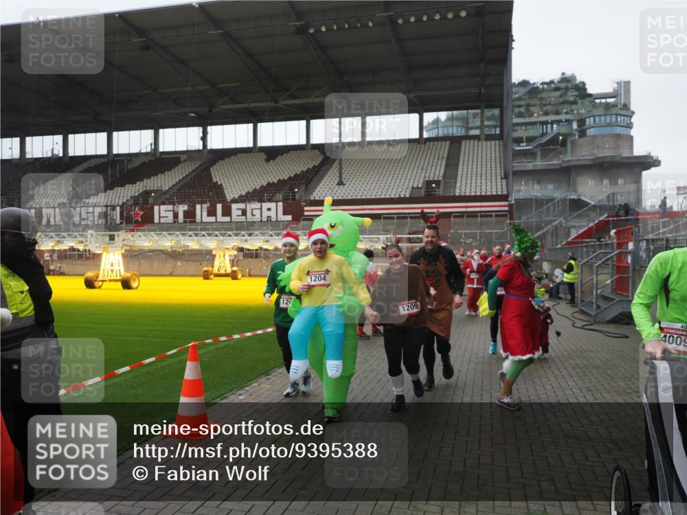 07.12.2025 - St. Pauli X-Mass-Run No. 15 Fabian Wolf http://msf.ph/oto/9395388 07.12.2025 10:29:41 Ziel 458, 1039, 1198, 1201, 1204, 1209, 1373, 1669, 2001, 2878, 3080, 3468, 3469, 3494, 3497, 3516, 3517, 4007, 4009, 4126, 4264, 4266, 4293, 4296, 4440, 4472, 4476, 4531, 4695 meine-sportfotos.de