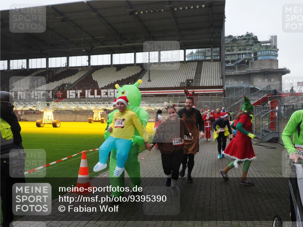 07.12.2025 - St. Pauli X-Mass-Run No. 15 Fabian Wolf http://msf.ph/oto/9395390 07.12.2025 10:29:41 Ziel 458, 1039, 1198, 1201, 1204, 1209, 1373, 1669, 2001, 2878, 3080, 3468, 3469, 3494, 3497, 3516, 3517, 4007, 4009, 4126, 4264, 4266, 4293, 4296, 4440, 4472, 4476, 4531, 4695 meine-sportfotos.de
