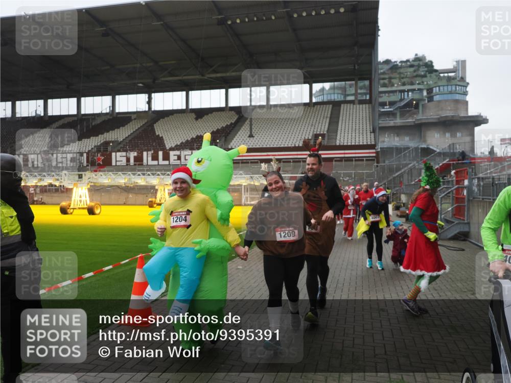 07.12.2025 - St. Pauli X-Mass-Run No. 15 Fabian Wolf http://msf.ph/oto/9395391 07.12.2025 10:29:41 Ziel 458, 1039, 1198, 1201, 1204, 1209, 1373, 1669, 2001, 2878, 3080, 3468, 3469, 3494, 3497, 3516, 3517, 4007, 4009, 4126, 4264, 4266, 4293, 4296, 4440, 4472, 4476, 4531, 4695 meine-sportfotos.de
