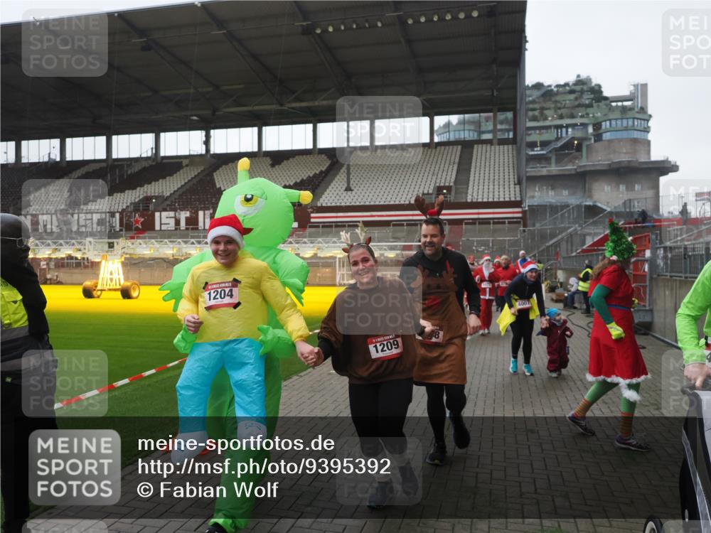 07.12.2025 - St. Pauli X-Mass-Run No. 15 Fabian Wolf http://msf.ph/oto/9395392 07.12.2025 10:29:42 Ziel 10, 423, 1039, 1090, 1091, 1198, 1201, 1204, 1209, 1669, 2878, 3080, 3468, 3469, 3494, 3497, 3516, 3517, 4007, 4009, 4126, 4264, 4266, 4293, 4296, 4440, 4472, 4476, 4531, 4695 meine-sportfotos.de