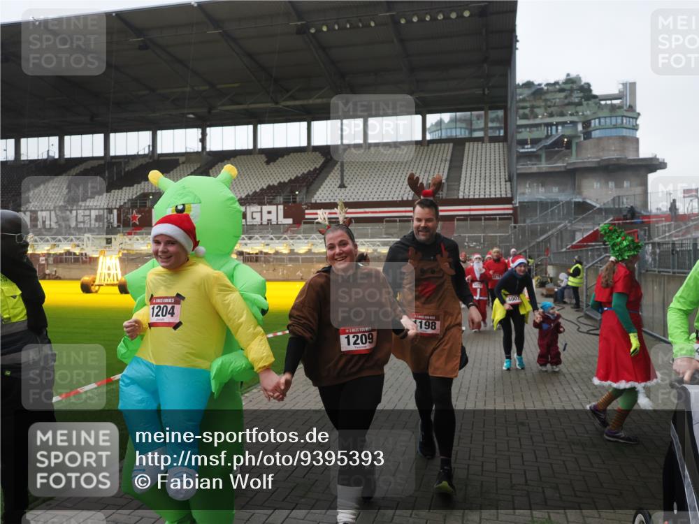 07.12.2025 - St. Pauli X-Mass-Run No. 15 Fabian Wolf http://msf.ph/oto/9395393 07.12.2025 10:29:42 Ziel 10, 423, 1039, 1090, 1091, 1198, 1201, 1204, 1209, 1669, 2878, 3080, 3468, 3469, 3494, 3497, 3516, 3517, 4007, 4009, 4126, 4264, 4266, 4293, 4296, 4440, 4472, 4476, 4531, 4695 meine-sportfotos.de