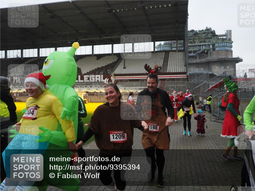 07.12.2025 - St. Pauli X-Mass-Run No. 15 Fabian Wolf http://msf.ph/oto/9395394 07.12.2025 10:29:42 Ziel 10, 423, 1039, 1090, 1091, 1198, 1201, 1204, 1209, 1669, 2878, 3080, 3468, 3469, 3494, 3497, 3516, 3517, 4007, 4009, 4126, 4264, 4266, 4293, 4296, 4440, 4472, 4476, 4531, 4695 meine-sportfotos.de