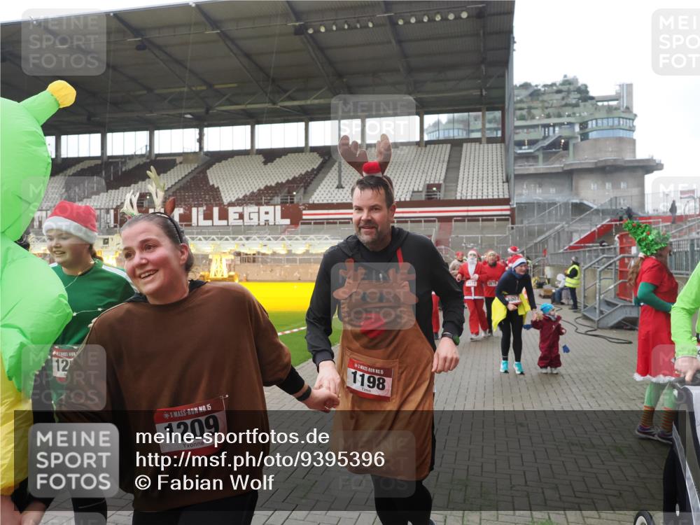 07.12.2025 - St. Pauli X-Mass-Run No. 15 Fabian Wolf http://msf.ph/oto/9395396 07.12.2025 10:29:42 Ziel 10, 423, 1039, 1090, 1091, 1198, 1201, 1204, 1209, 1669, 2878, 3080, 3468, 3469, 3494, 3497, 3516, 3517, 4007, 4009, 4126, 4264, 4266, 4293, 4296, 4440, 4472, 4476, 4531, 4695 meine-sportfotos.de