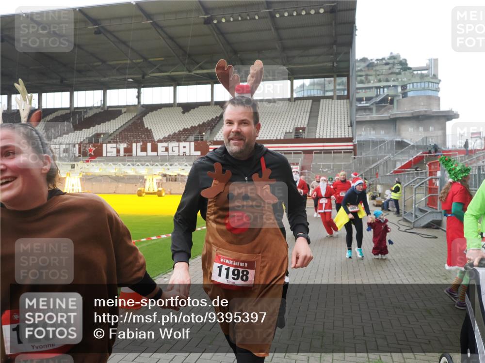 07.12.2025 - St. Pauli X-Mass-Run No. 15 Fabian Wolf http://msf.ph/oto/9395397 07.12.2025 10:29:43 Ziel 10, 423, 426, 1039, 1090, 1091, 1198, 1201, 1204, 1209, 1669, 2878, 3080, 3468, 3469, 3494, 3497, 3516, 3517, 4009, 4126, 4293, 4296, 4440, 4472, 4476, 4531, 4695 meine-sportfotos.de