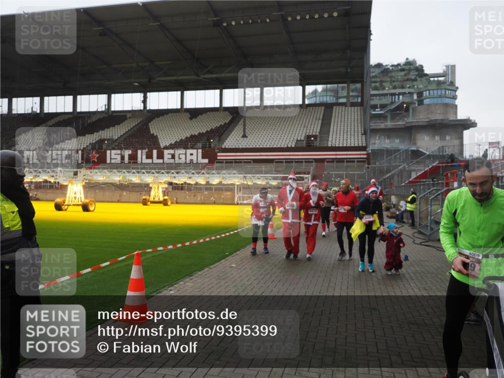 07.12.2025 - St. Pauli X-Mass-Run No. 15 Fabian Wolf http://msf.ph/oto/9395399 07.12.2025 10:29:44 Ziel 10, 423, 426, 1039, 1090, 1091, 1198, 1201, 1204, 1209, 1669, 2878, 3080, 3468, 3469, 3494, 3497, 3516, 3517, 4009, 4126, 4293, 4296, 4472, 4476 meine-sportfotos.de