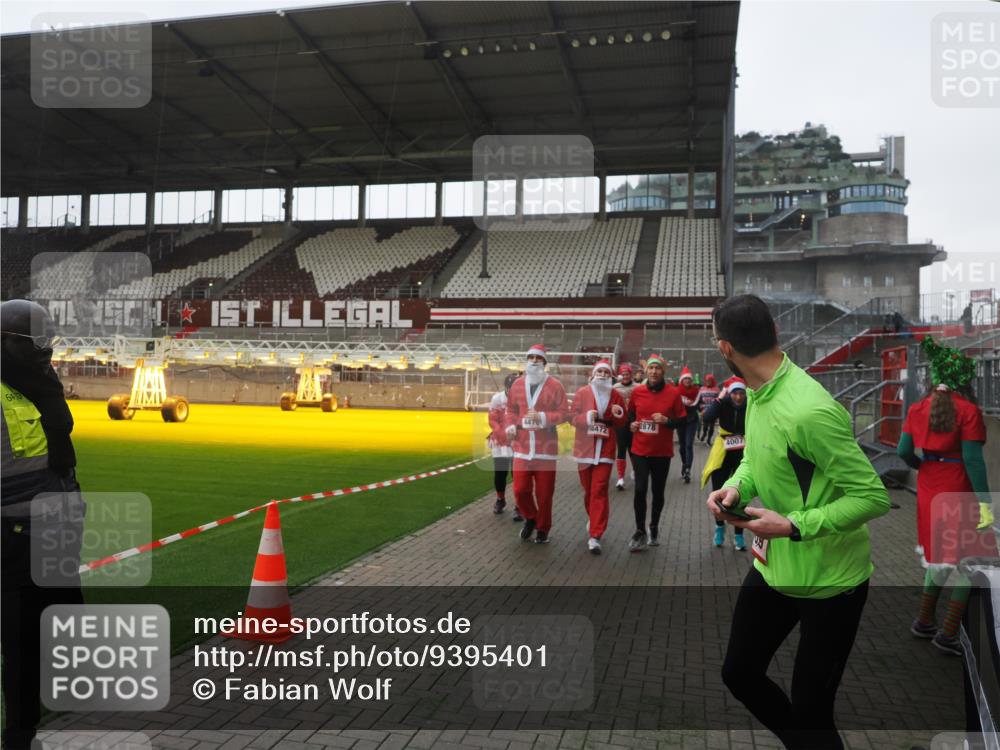 07.12.2025 - St. Pauli X-Mass-Run No. 15 Fabian Wolf http://msf.ph/oto/9395401 07.12.2025 10:29:44 Ziel 10, 423, 426, 1039, 1090, 1091, 1198, 1201, 1204, 1209, 1669, 2878, 3080, 3468, 3469, 3494, 3497, 3516, 3517, 4009, 4126, 4293, 4296, 4472, 4476 meine-sportfotos.de