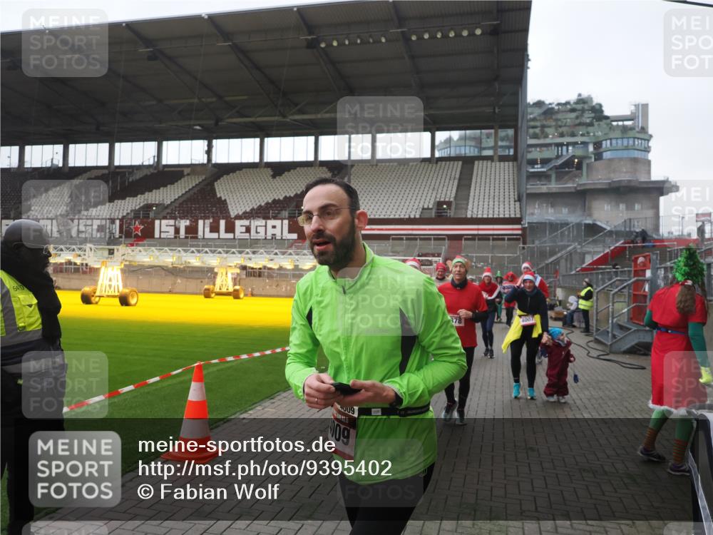 07.12.2025 - St. Pauli X-Mass-Run No. 15 Fabian Wolf http://msf.ph/oto/9395402 07.12.2025 10:29:45 Ziel 10, 423, 426, 1039, 1090, 1091, 1198, 1201, 1204, 1209, 1669, 2878, 3080, 3468, 3469, 3494, 3497, 3516, 3517, 4126, 4293, 4296, 4472, 4476 meine-sportfotos.de