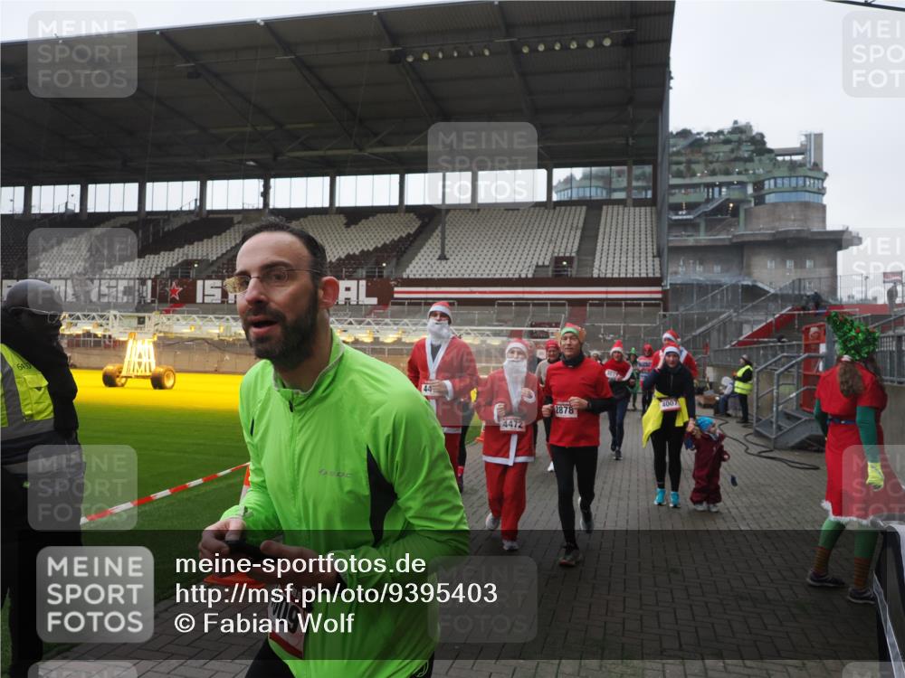 07.12.2025 - St. Pauli X-Mass-Run No. 15 Fabian Wolf http://msf.ph/oto/9395403 07.12.2025 10:29:45 Ziel 10, 423, 426, 1039, 1090, 1091, 1198, 1201, 1204, 1209, 1669, 2878, 3080, 3468, 3469, 3494, 3497, 3516, 3517, 4126, 4293, 4296, 4472, 4476 meine-sportfotos.de
