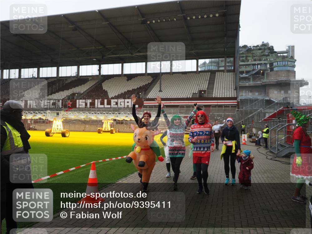 07.12.2025 - St. Pauli X-Mass-Run No. 15 Fabian Wolf http://msf.ph/oto/9395411 07.12.2025 10:29:51 Ziel 10, 423, 426, 1090, 1091, 1198, 1201, 1204, 1209, 1669, 2878, 3494, 3497, 3516, 3517, 4472, 4476, 4533, 4534, 4546 meine-sportfotos.de
