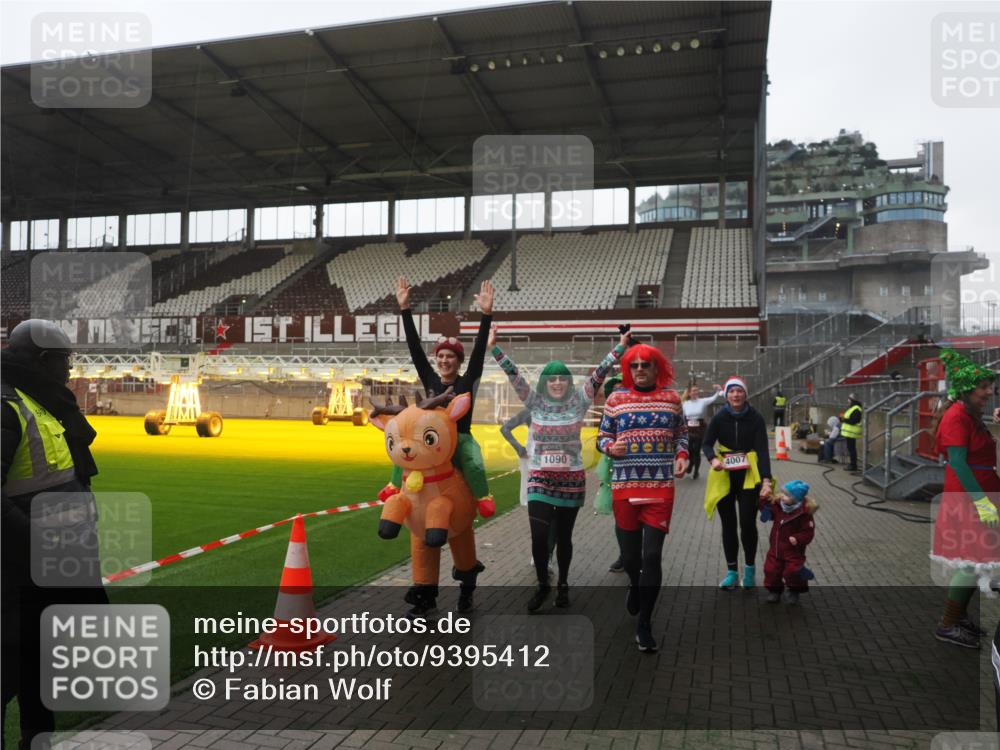 07.12.2025 - St. Pauli X-Mass-Run No. 15 Fabian Wolf http://msf.ph/oto/9395412 07.12.2025 10:29:52 Ziel 10, 423, 426, 1090, 1091, 1201, 1669, 2878, 3494, 3497, 3516, 3517, 4472, 4476, 4533, 4534, 4546 meine-sportfotos.de
