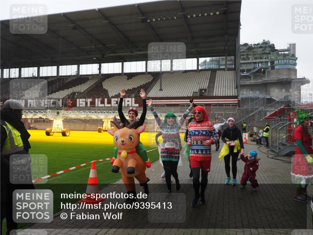 07.12.2025 - St. Pauli X-Mass-Run No. 15 Fabian Wolf http://msf.ph/oto/9395413 07.12.2025 10:29:52 Ziel 10, 423, 426, 1090, 1091, 1201, 1669, 2878, 3494, 3497, 3516, 3517, 4472, 4476, 4533, 4534, 4546 meine-sportfotos.de