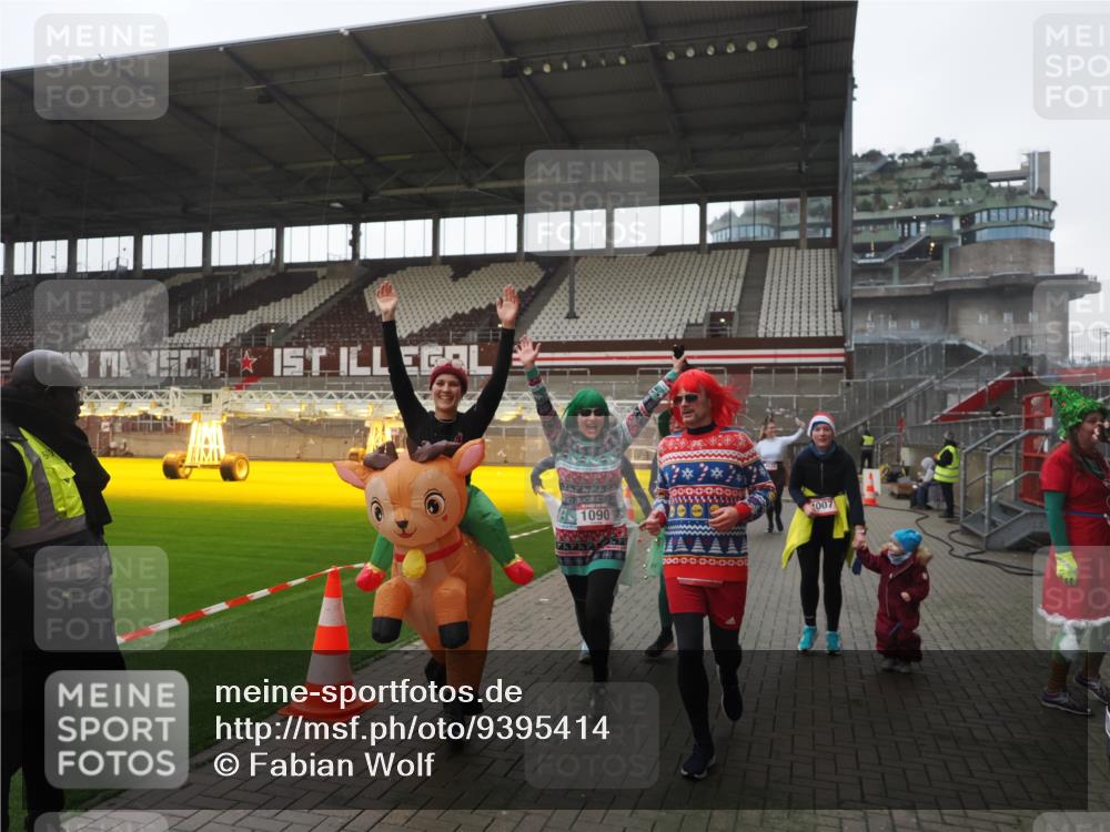 07.12.2025 - St. Pauli X-Mass-Run No. 15 Fabian Wolf http://msf.ph/oto/9395414 07.12.2025 10:29:52 Ziel 10, 423, 426, 1090, 1091, 1201, 1669, 2878, 3494, 3497, 3516, 3517, 4472, 4476, 4533, 4534, 4546 meine-sportfotos.de
