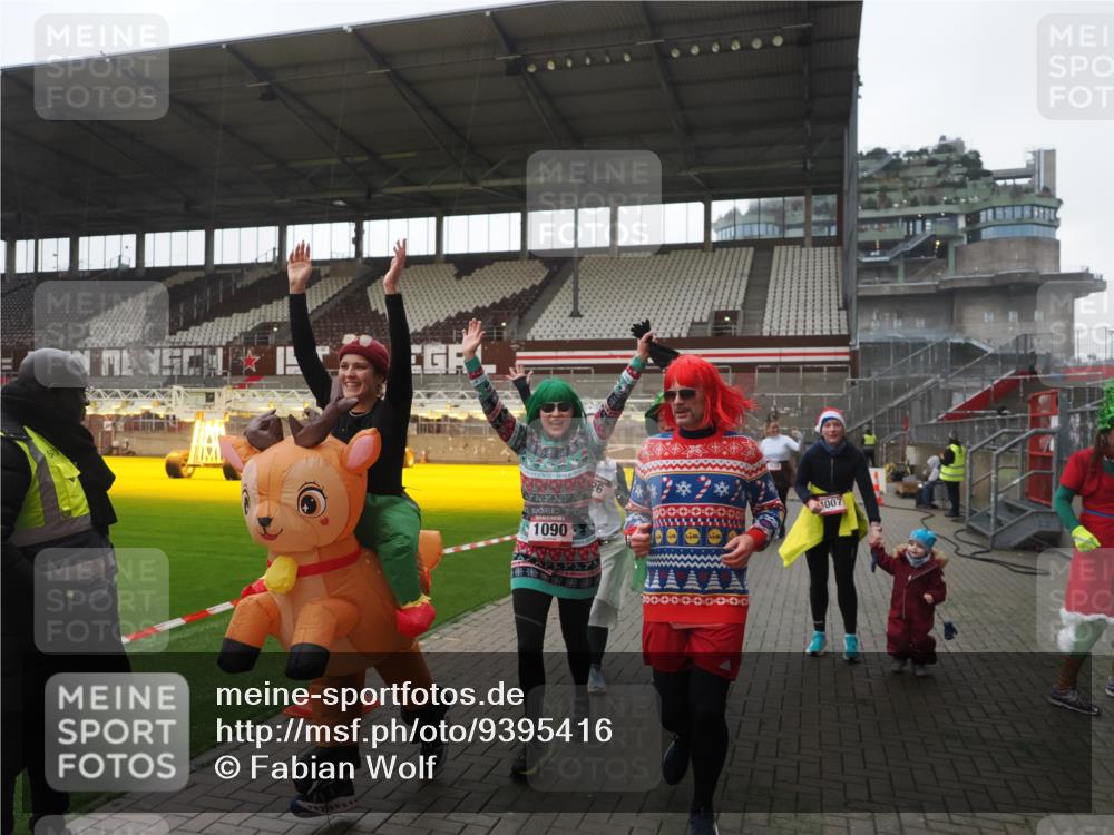 07.12.2025 - St. Pauli X-Mass-Run No. 15 Fabian Wolf http://msf.ph/oto/9395416 07.12.2025 10:29:52 Ziel 10, 423, 426, 1090, 1091, 1201, 1669, 2878, 3494, 3497, 3516, 3517, 4472, 4476, 4533, 4534, 4546 meine-sportfotos.de