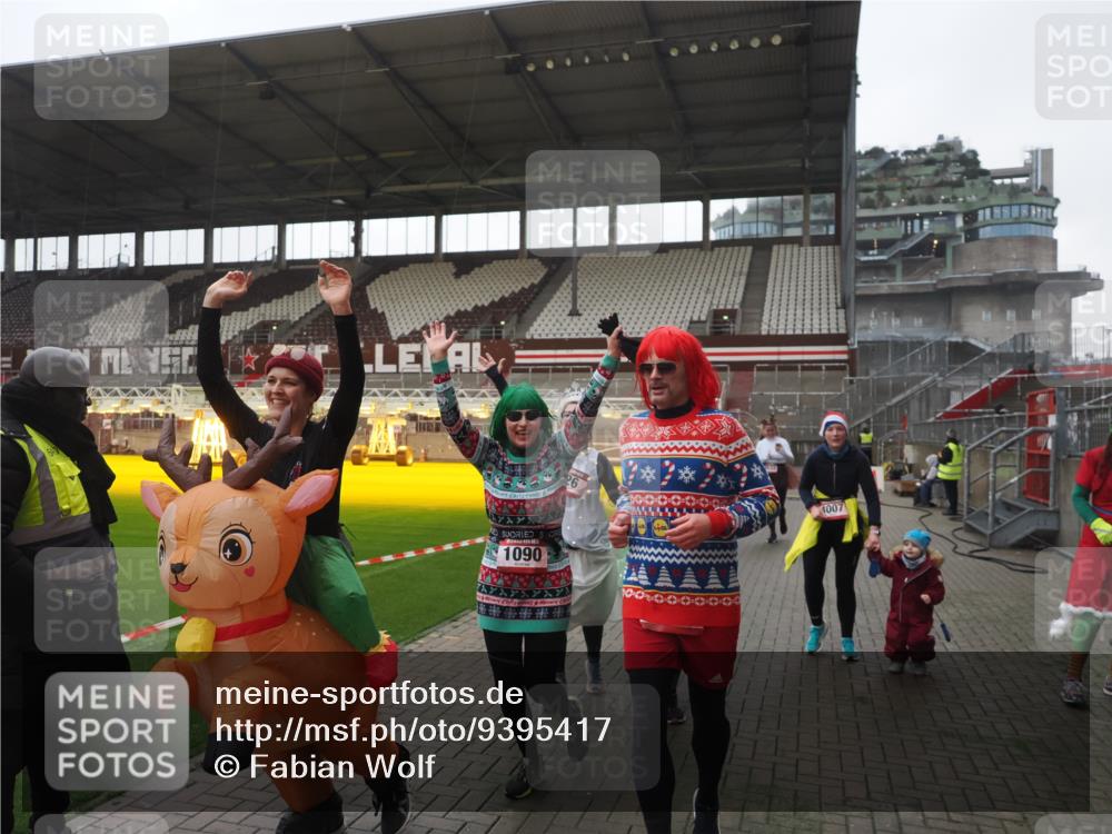 07.12.2025 - St. Pauli X-Mass-Run No. 15 Fabian Wolf http://msf.ph/oto/9395417 07.12.2025 10:29:53 Ziel 10, 423, 426, 1090, 1091, 1669, 2878, 3494, 3497, 3516, 3517, 4472, 4476, 4533, 4534, 4546 meine-sportfotos.de