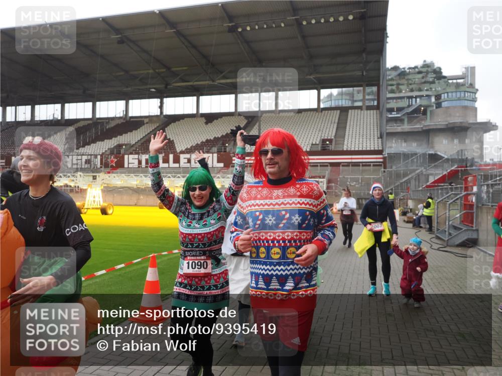 07.12.2025 - St. Pauli X-Mass-Run No. 15 Fabian Wolf http://msf.ph/oto/9395419 07.12.2025 10:29:53 Ziel 10, 423, 426, 1090, 1091, 1669, 2878, 3494, 3497, 3516, 3517, 4472, 4476, 4533, 4534, 4546 meine-sportfotos.de