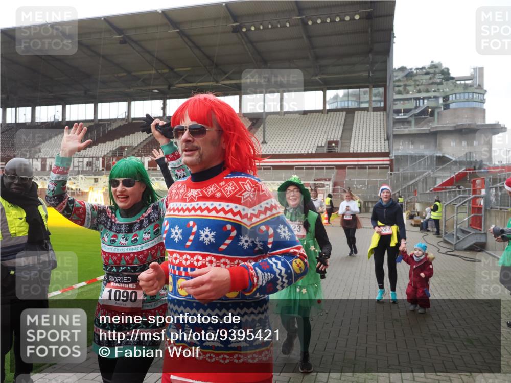 07.12.2025 - St. Pauli X-Mass-Run No. 15 Fabian Wolf http://msf.ph/oto/9395421 07.12.2025 10:29:53 Ziel 10, 423, 426, 1090, 1091, 1669, 2878, 3494, 3497, 3516, 3517, 4472, 4476, 4533, 4534, 4546 meine-sportfotos.de