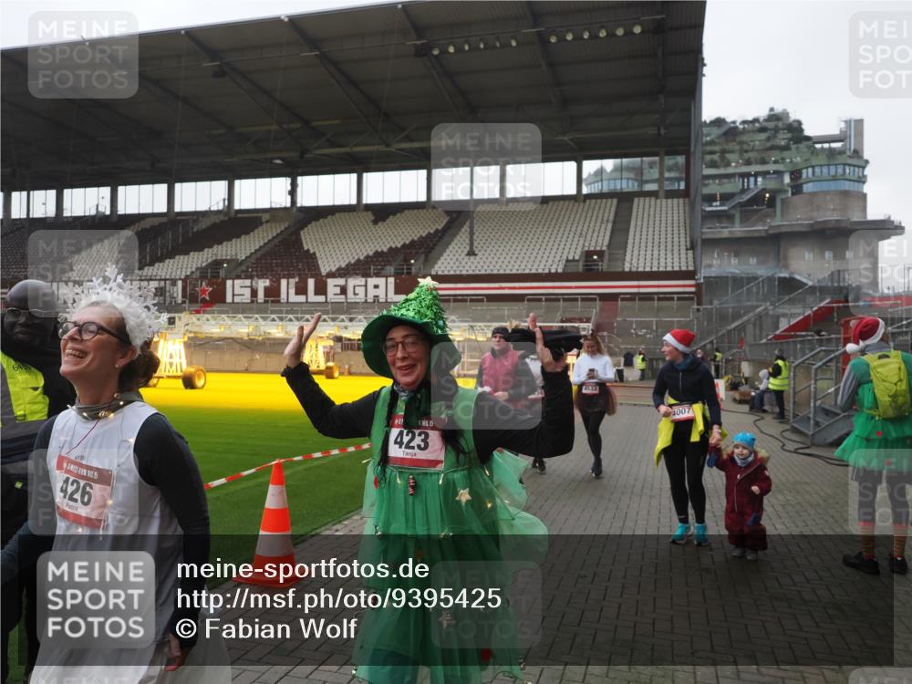 07.12.2025 - St. Pauli X-Mass-Run No. 15 Fabian Wolf http://msf.ph/oto/9395425 07.12.2025 10:29:54 Ziel 10, 423, 426, 1090, 1091, 1669, 2878, 3494, 3497, 3516, 3517, 4472, 4476, 4533, 4534, 4546 meine-sportfotos.de