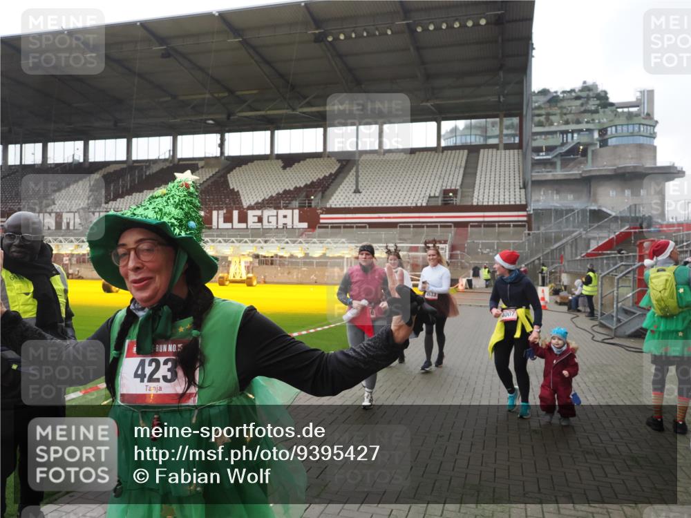 07.12.2025 - St. Pauli X-Mass-Run No. 15 Fabian Wolf http://msf.ph/oto/9395427 07.12.2025 10:29:55 Ziel 10, 423, 426, 1090, 1091, 1669, 2878, 3494, 3497, 3516, 3517, 4472, 4476, 4533, 4534, 4546 meine-sportfotos.de