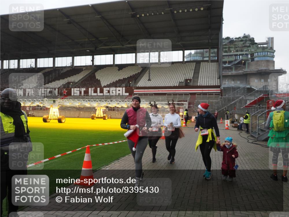 07.12.2025 - St. Pauli X-Mass-Run No. 15 Fabian Wolf http://msf.ph/oto/9395430 07.12.2025 10:29:55 Ziel 10, 423, 426, 1090, 1091, 1669, 2878, 3494, 3497, 3516, 3517, 4472, 4476, 4533, 4534, 4546 meine-sportfotos.de