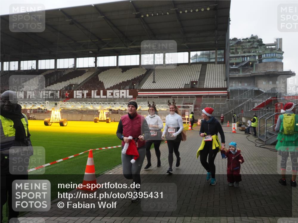 07.12.2025 - St. Pauli X-Mass-Run No. 15 Fabian Wolf http://msf.ph/oto/9395431 07.12.2025 10:29:55 Ziel 10, 423, 426, 1090, 1091, 1669, 2878, 3494, 3497, 3516, 3517, 4472, 4476, 4533, 4534, 4546 meine-sportfotos.de
