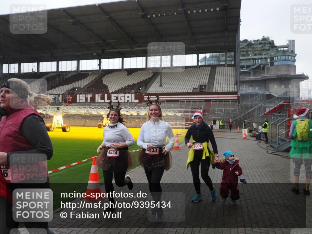 07.12.2025 - St. Pauli X-Mass-Run No. 15 Fabian Wolf http://msf.ph/oto/9395434 07.12.2025 10:29:56 Ziel 10, 423, 426, 1090, 1091, 1669, 2878, 3494, 3497, 3516, 3517, 4533, 4534, 4546 meine-sportfotos.de