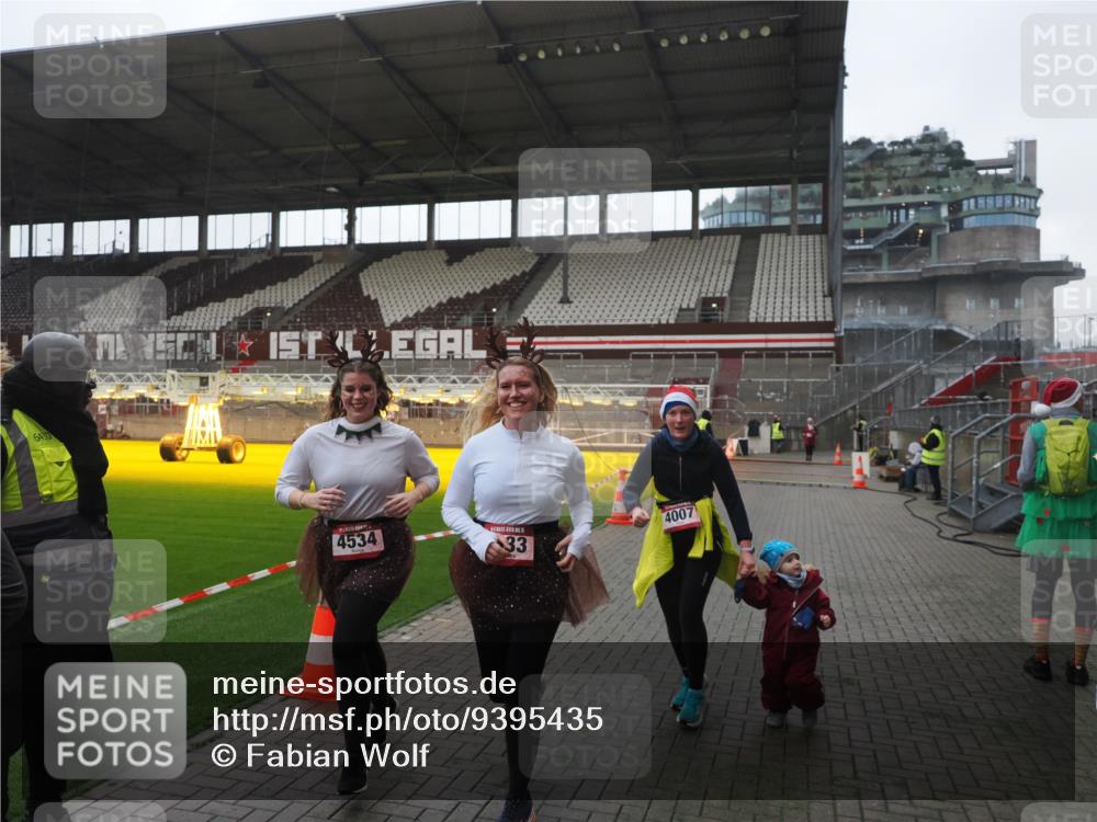 07.12.2025 - St. Pauli X-Mass-Run No. 15 Fabian Wolf http://msf.ph/oto/9395435 07.12.2025 10:29:57 Ziel 10, 423, 426, 1090, 1091, 1669, 3494, 3497, 3516, 3517, 4533, 4534, 4546 meine-sportfotos.de