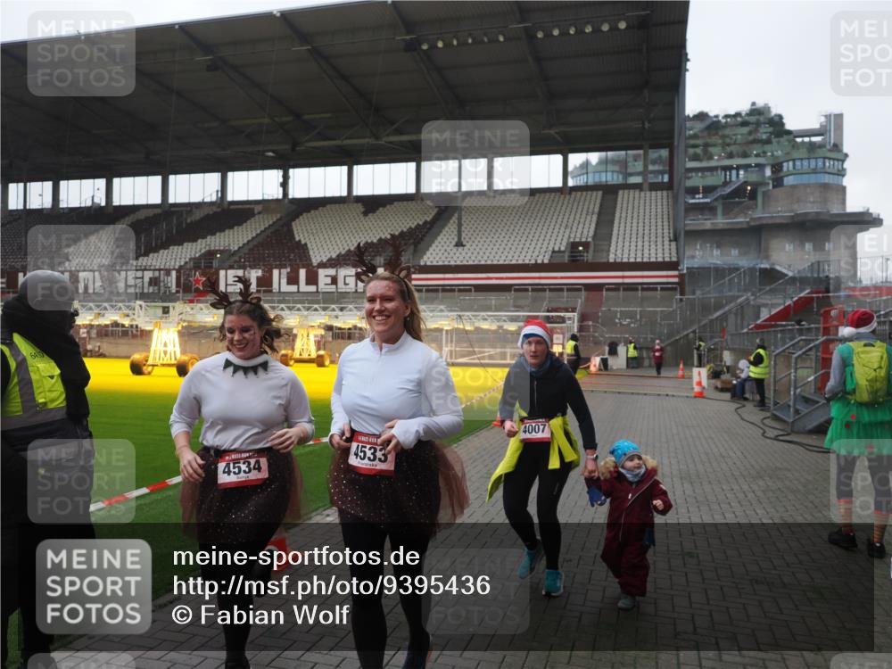 07.12.2025 - St. Pauli X-Mass-Run No. 15 Fabian Wolf http://msf.ph/oto/9395436 07.12.2025 10:29:57 Ziel 10, 423, 426, 1090, 1091, 1669, 3494, 3497, 3516, 3517, 4533, 4534, 4546 meine-sportfotos.de