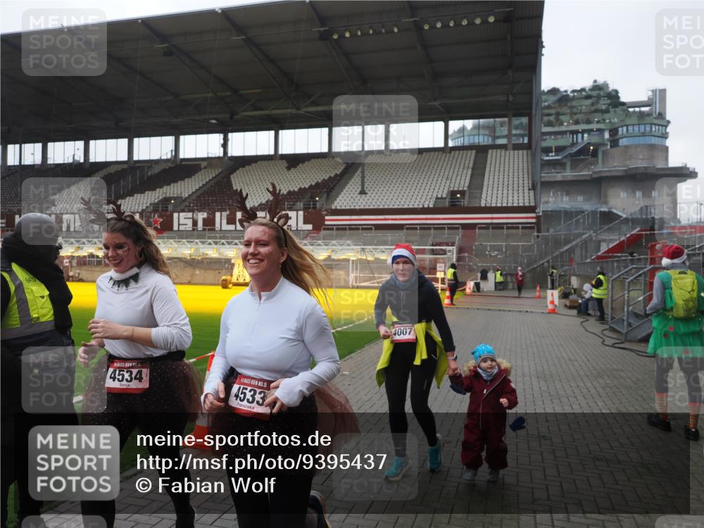 07.12.2025 - St. Pauli X-Mass-Run No. 15 Fabian Wolf http://msf.ph/oto/9395437 07.12.2025 10:29:57 Ziel 10, 423, 426, 1090, 1091, 1669, 3494, 3497, 3516, 3517, 4533, 4534, 4546 meine-sportfotos.de