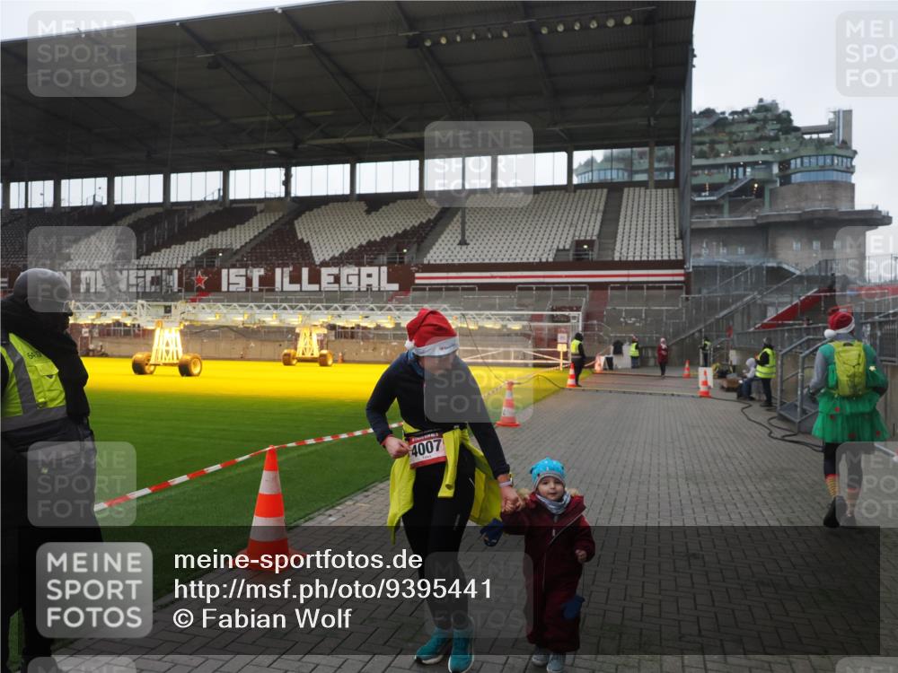 07.12.2025 - St. Pauli X-Mass-Run No. 15 Fabian Wolf http://msf.ph/oto/9395441 07.12.2025 10:29:58 Ziel 10, 423, 426, 1090, 1091, 1669, 3494, 3497, 3517, 4533, 4534, 4546 meine-sportfotos.de