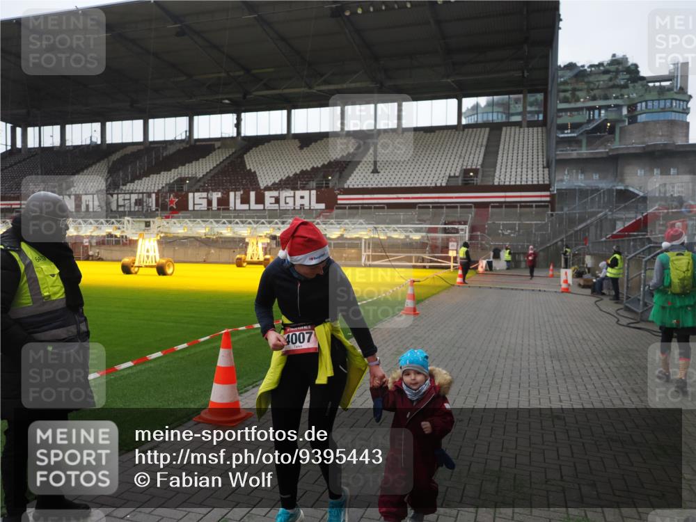 07.12.2025 - St. Pauli X-Mass-Run No. 15 Fabian Wolf http://msf.ph/oto/9395443 07.12.2025 10:29:58 Ziel 10, 423, 426, 1090, 1091, 1669, 3494, 3497, 3517, 4533, 4534, 4546 meine-sportfotos.de