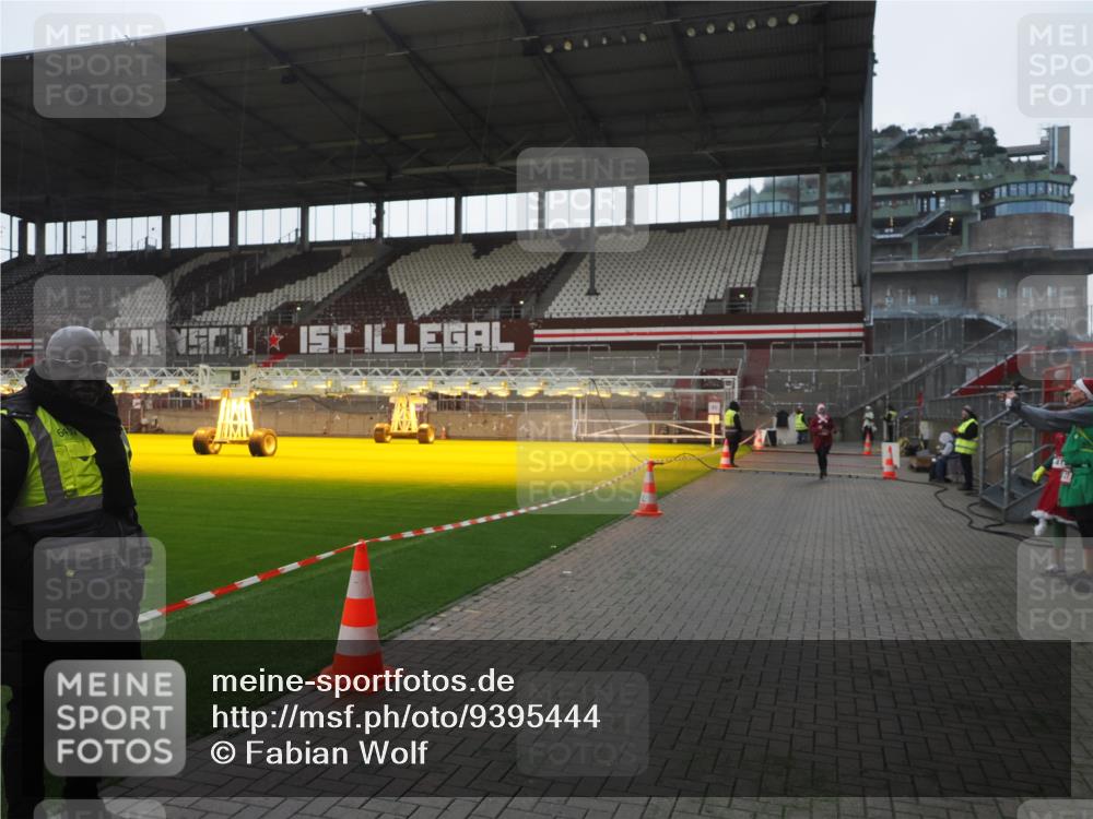 07.12.2025 - St. Pauli X-Mass-Run No. 15 Fabian Wolf http://msf.ph/oto/9395444 07.12.2025 10:30:01 Ziel 10, 423, 426, 1090, 1091, 2369, 4533, 4534, 4546 meine-sportfotos.de