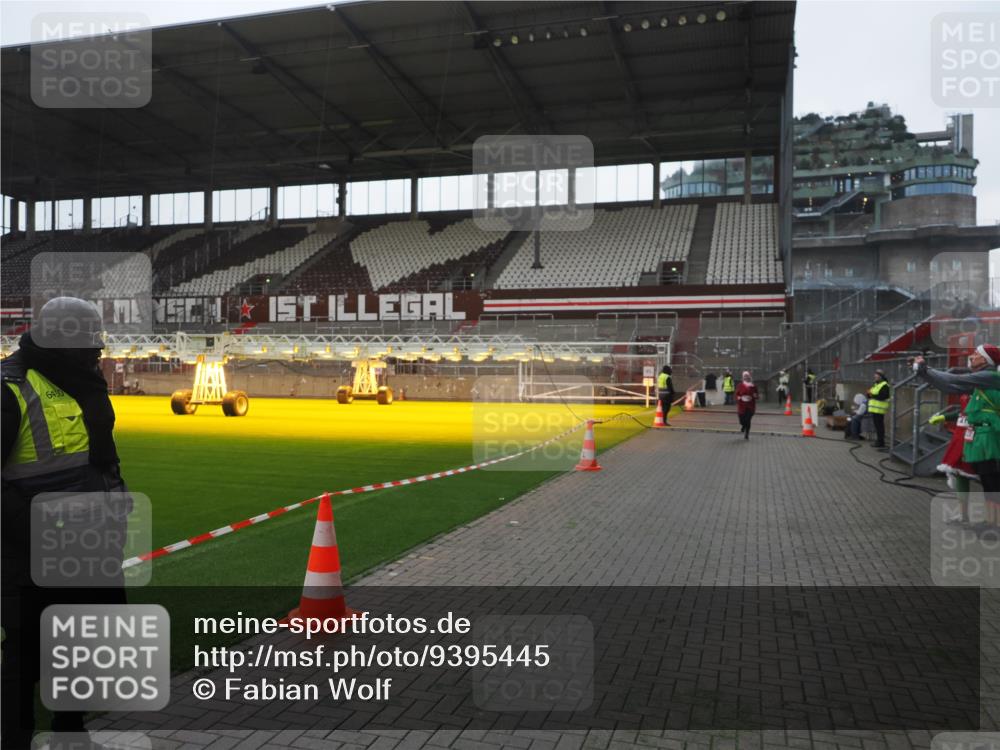 07.12.2025 - St. Pauli X-Mass-Run No. 15 Fabian Wolf http://msf.ph/oto/9395445 07.12.2025 10:30:02 Ziel 10, 423, 426, 1090, 1091, 2369, 4533, 4534, 4546 meine-sportfotos.de