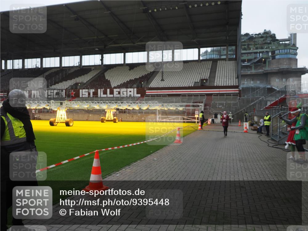 07.12.2025 - St. Pauli X-Mass-Run No. 15 Fabian Wolf http://msf.ph/oto/9395448 07.12.2025 10:30:02 Ziel 10, 423, 426, 1090, 1091, 2369, 4533, 4534, 4546 meine-sportfotos.de