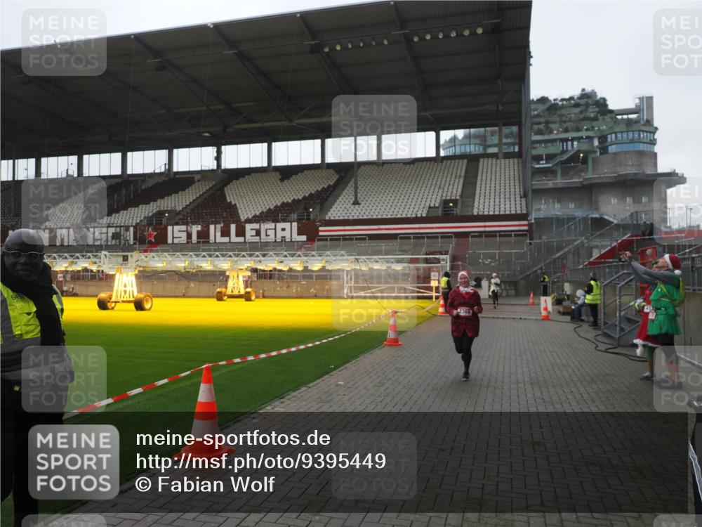 07.12.2025 - St. Pauli X-Mass-Run No. 15 Fabian Wolf http://msf.ph/oto/9395449 07.12.2025 10:30:05 Ziel 2369, 4533, 4534, 4546 meine-sportfotos.de