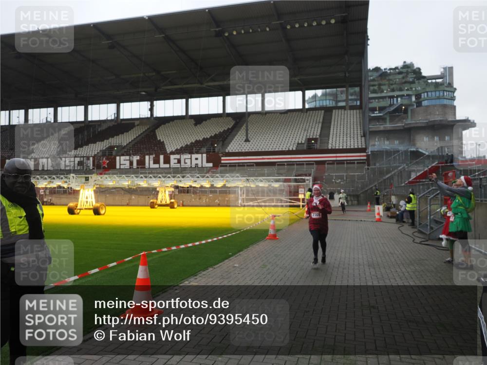 07.12.2025 - St. Pauli X-Mass-Run No. 15 Fabian Wolf http://msf.ph/oto/9395450 07.12.2025 10:30:05 Ziel 2369, 4533, 4534, 4546 meine-sportfotos.de