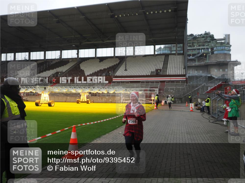 07.12.2025 - St. Pauli X-Mass-Run No. 15 Fabian Wolf http://msf.ph/oto/9395452 07.12.2025 10:30:07 Ziel 1696, 2369, 4533, 4534 meine-sportfotos.de