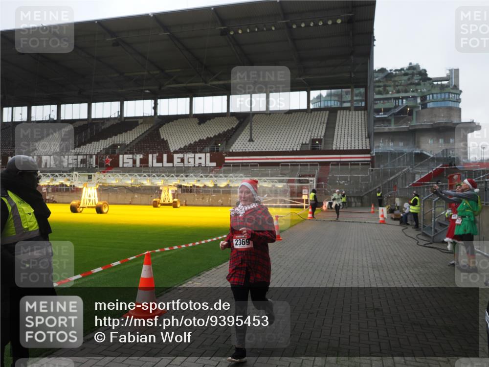 07.12.2025 - St. Pauli X-Mass-Run No. 15 Fabian Wolf http://msf.ph/oto/9395453 07.12.2025 10:30:07 Ziel 1696, 2369, 4533, 4534 meine-sportfotos.de
