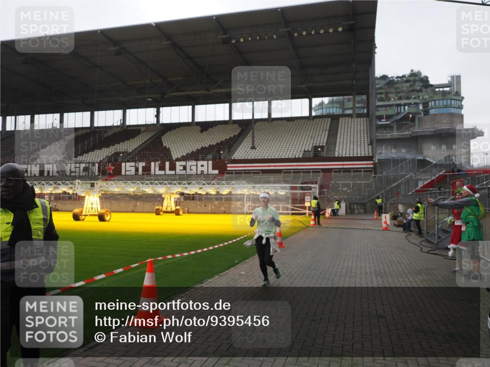 07.12.2025 - St. Pauli X-Mass-Run No. 15 Fabian Wolf http://msf.ph/oto/9395456 07.12.2025 10:30:13 Ziel 1696, 2369 meine-sportfotos.de